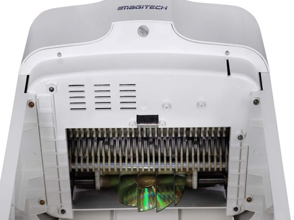 Bộ dao cắt của DM-220C có cấu trúc cắt chéo đạt tiêu chuẩn bảo mật P-4 (micro-cut/bán siêu vụn) chất liệu bằng thép mangan cho phép hoạt động 10 phút liên tục