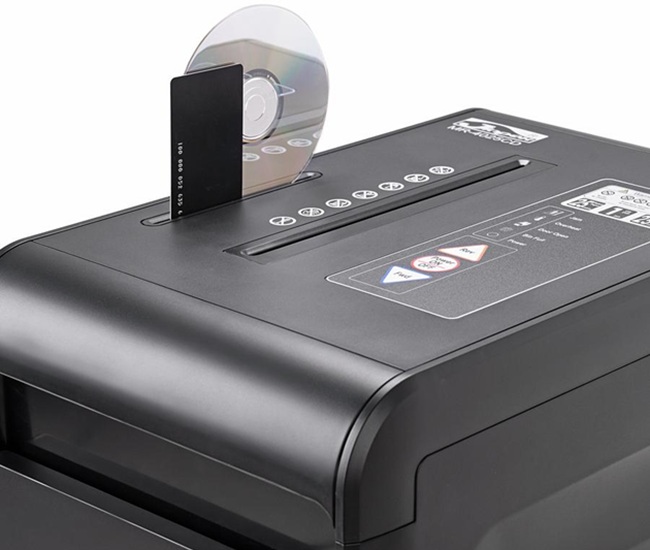 PS-1005C được thiết kế với 2 khe hủy tài liệu lớn (giấy A4) và nhỏ (thẻ nhựa, đĩa CD/DVD). Bộ dao cắt có chất liệu bằng hợp kim thép siêu bền, đạt tiêu chuẩn bảo mật P-5 (siêu vụn/super micro-cut).